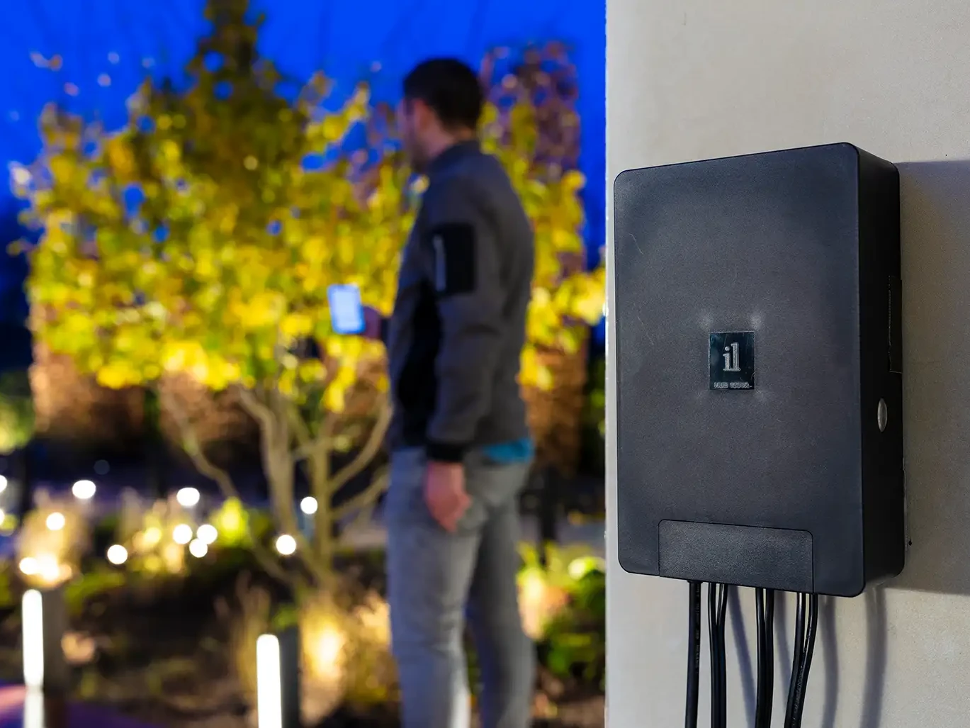 Smarte Gartenbeleuchtung in der avdo design Gartenausstellung mit beleuchteten Pflanzen, Außenleuchten und moderner Lichtsteuerung