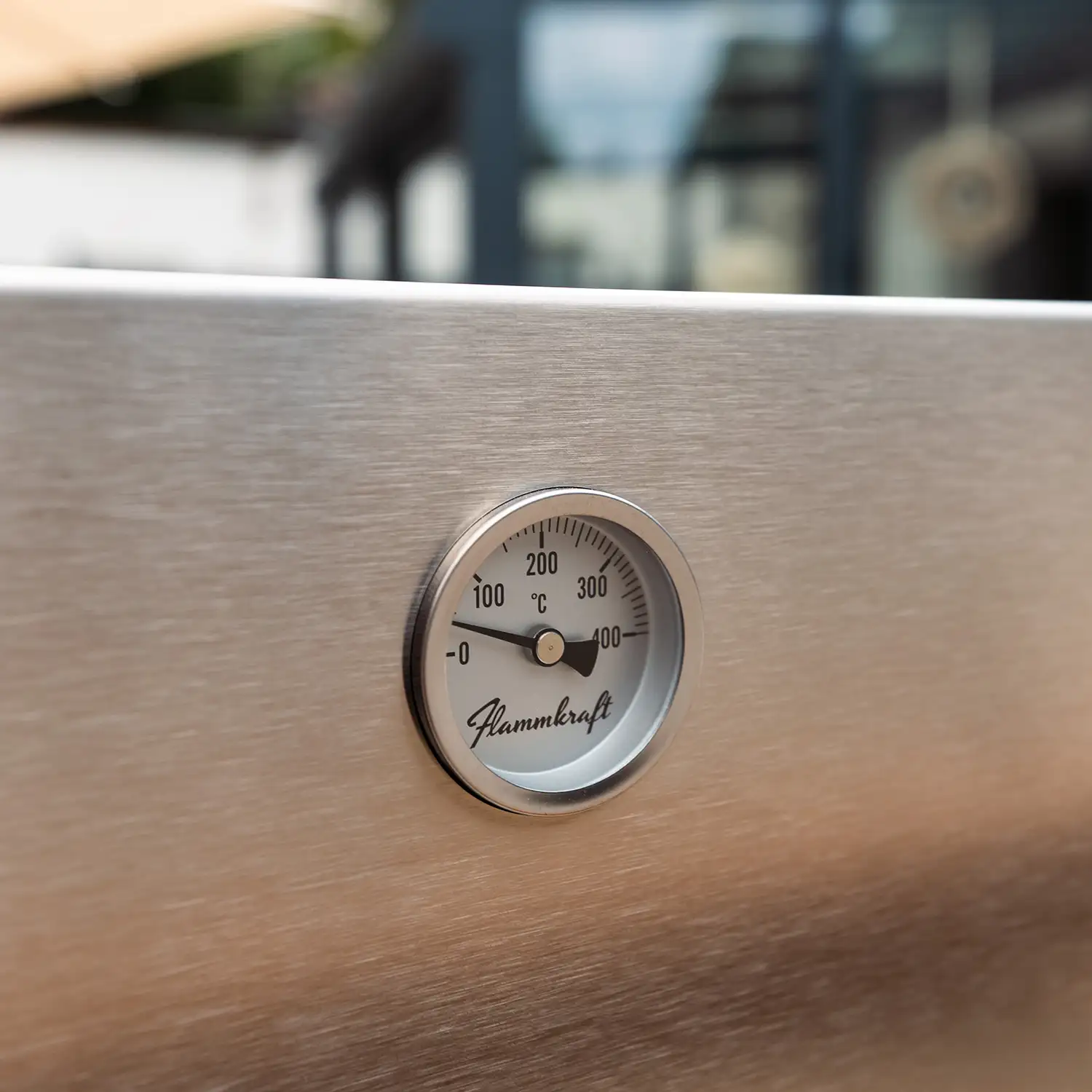 Temperaturanzeige am High-End Gas-Grill von Flammkraft in einer Outdoorküche