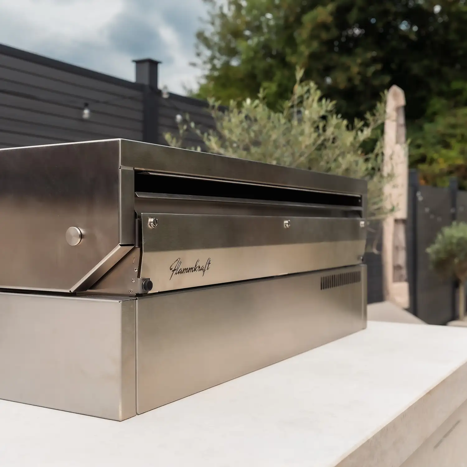 High-End Gas-Grill von Flammkraft in einer Outdoorküche aus Naturstein