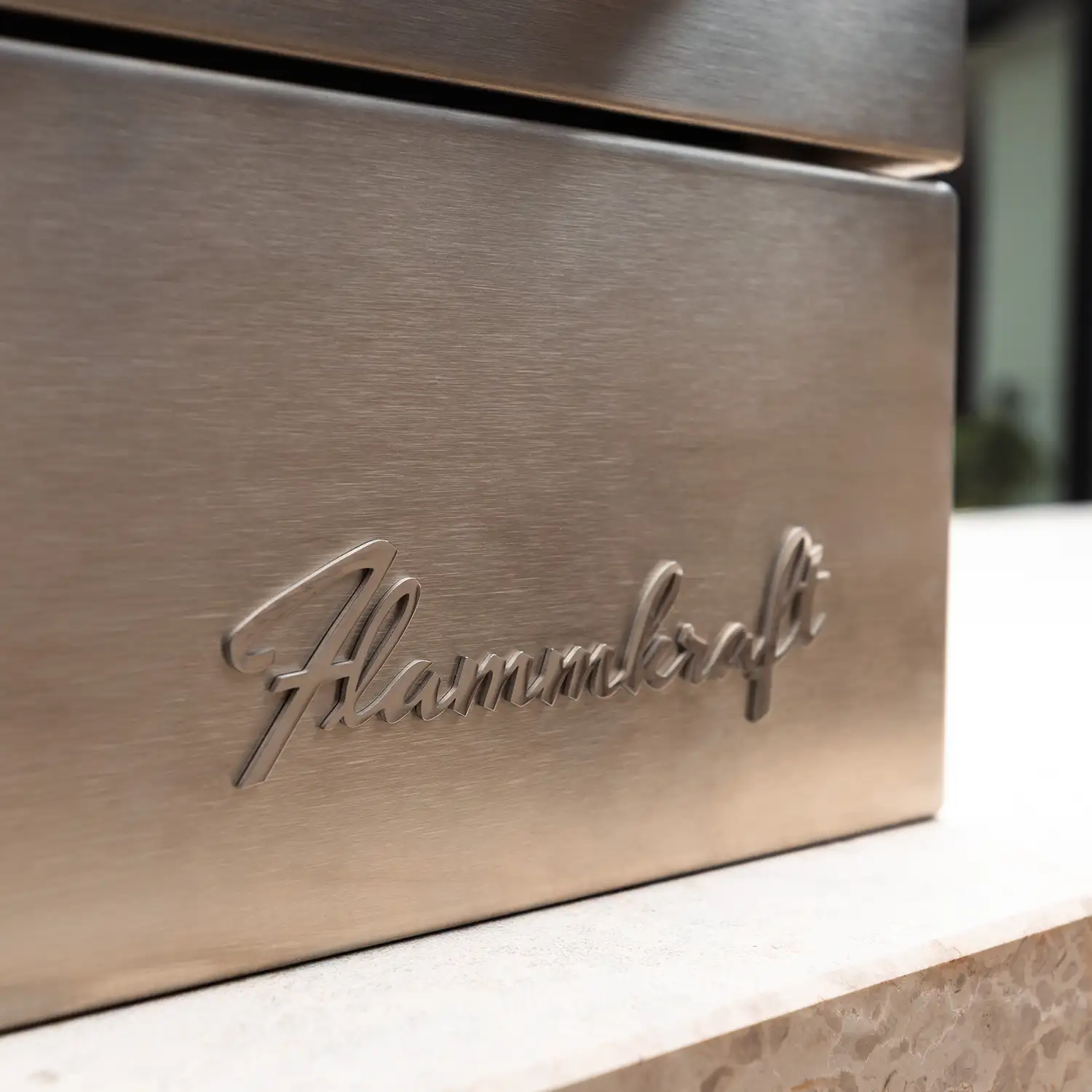 Flammkraft Logo auf Gas-Grill in einer Outdoorküche aus Naturstein